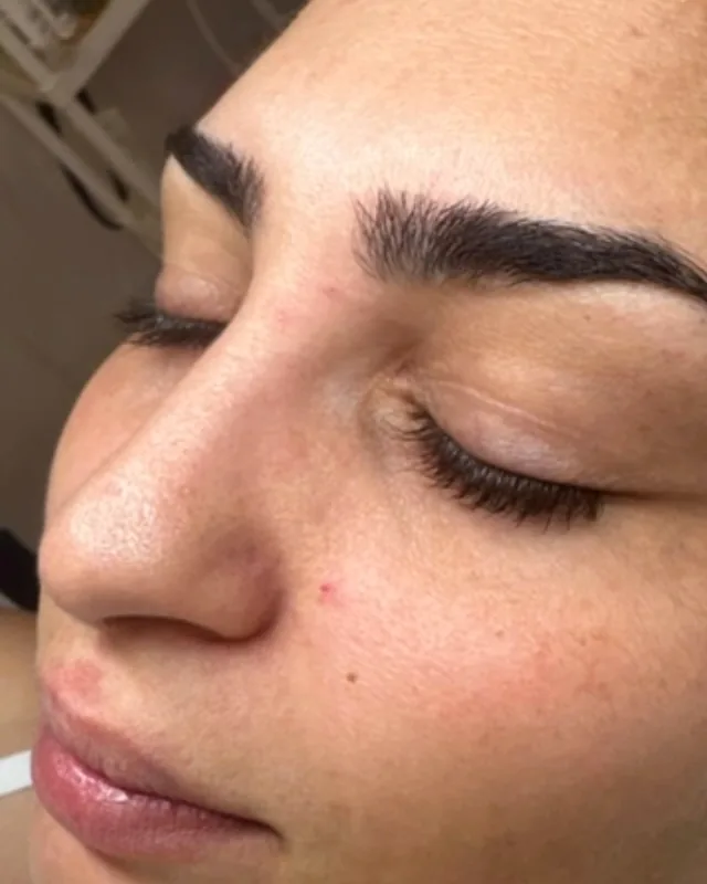 Kundin entspannt auf der Liege bei Sanja Beauty in Zürich Affoltern